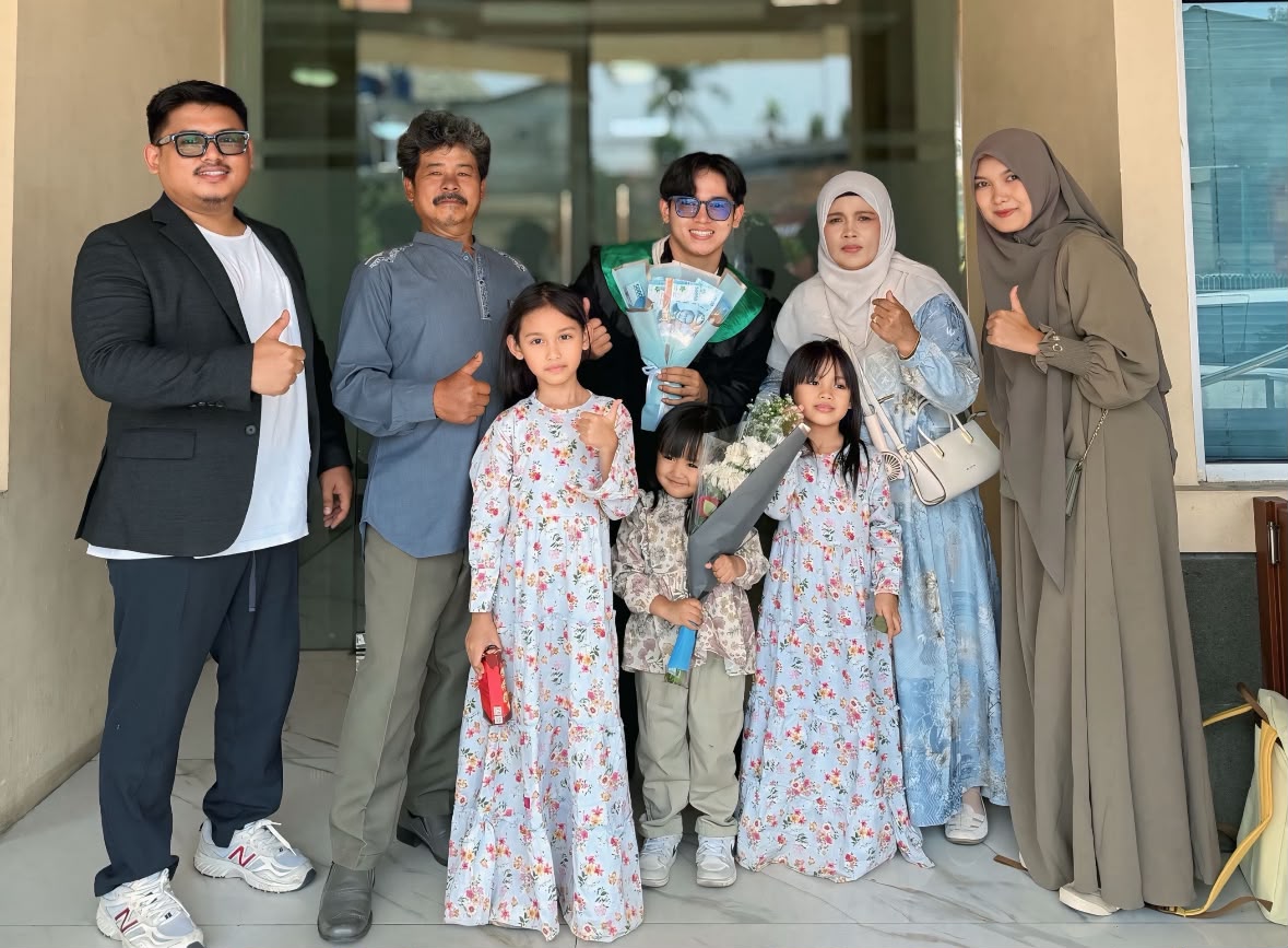 Wisuda ke-109 UIN Sunan Gunung Djati Bandung: Kisah Inspiratif Keluarga Petani, Delapan Anak Berjuang Menjadi Sarjana