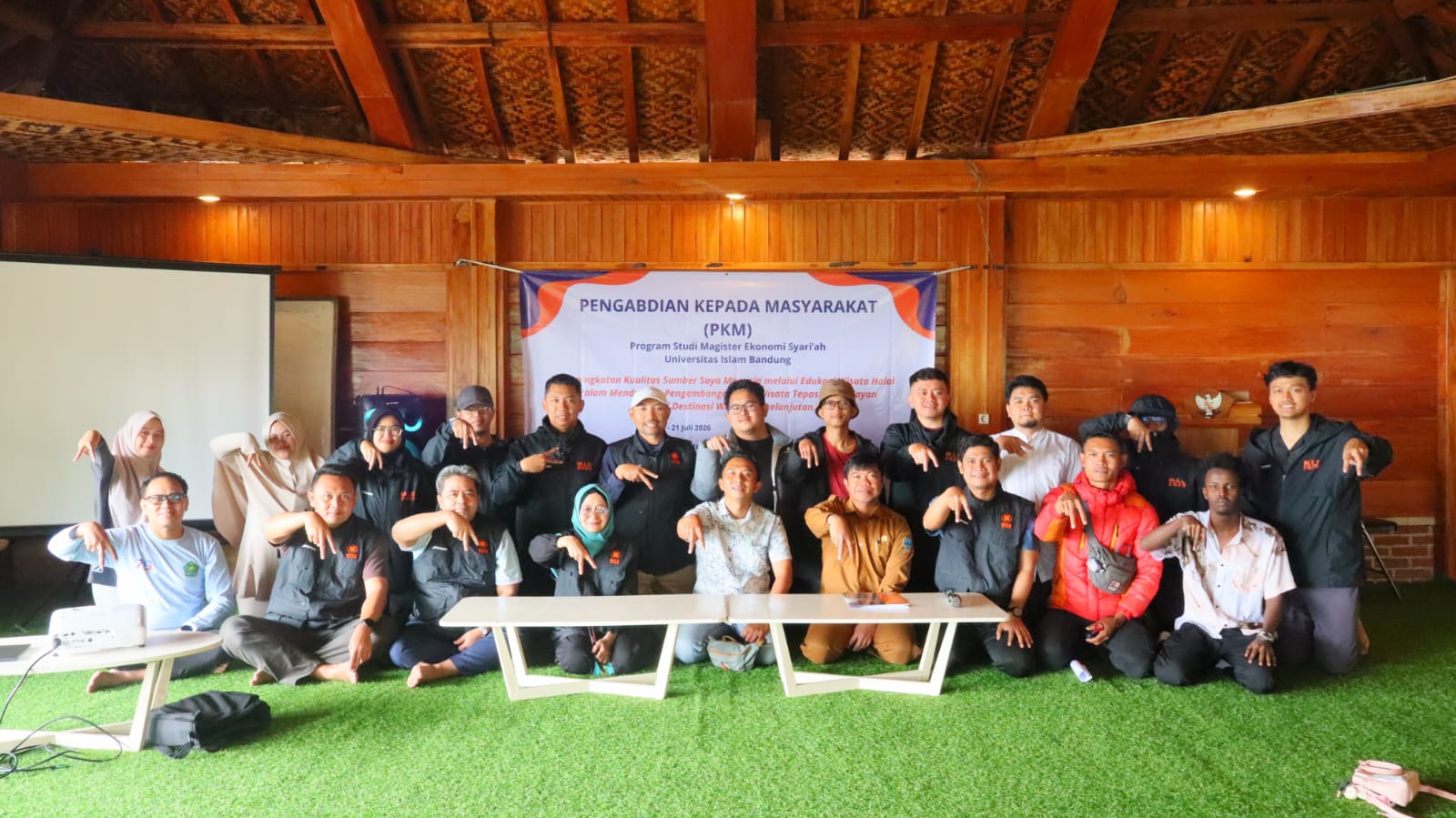 Mahasiswa Magister Ekonomi Syariah Unisba Perkuat SDM Penggerak Wisata Halal melalui PKM di Agrowisata Tepas Papandayan